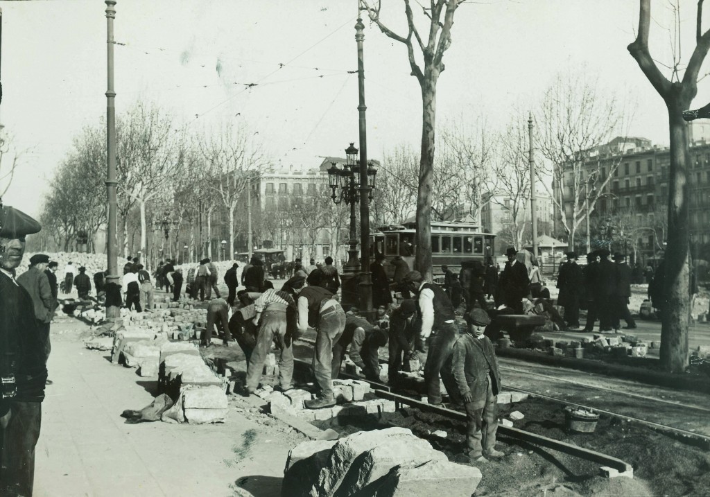 Empedrant la Gran Via.  Frederic Balell, 1906 Arxiu Fotogràfic de Barcelona 