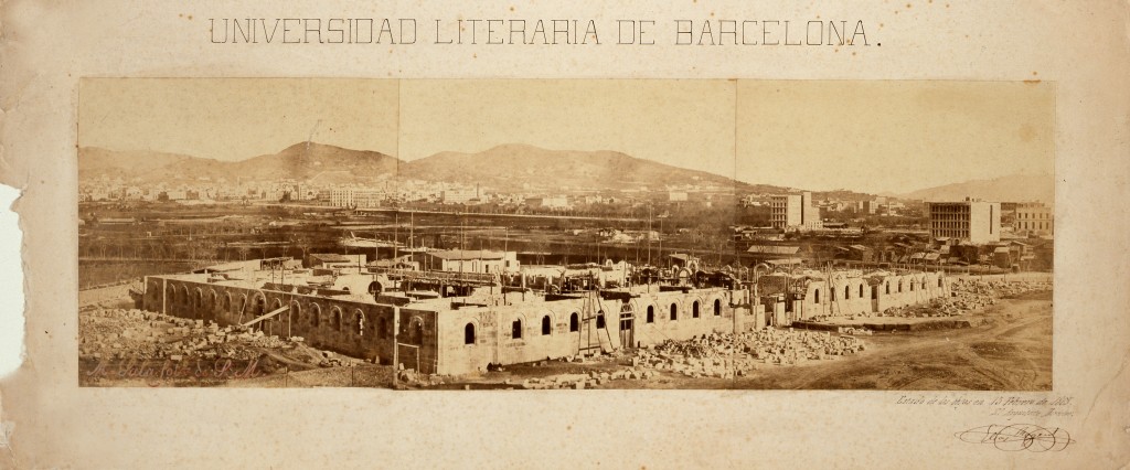 Edifici de la Universitat de Barcelona en construcció. Al fons els primers edificis de l' Eixample. M. Sala, 1865 Arxiu Fotogràfic de Barcelona 